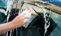 Работник автомойки в Боброве угнал и разбил автомобиль