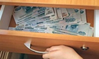   После застолья один из гостей «одолжил» у хозяйки десять тысяч рублей