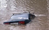 Двое парней сначала испытали угнанный автомобиль на прочность, а затем утопили