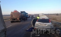   Лобовое столкновение иномарки с большегрузом унесло жизнь молодого человека