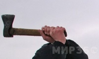  Обвиненный в плохой уборке снега дворник обрушил на заявительницу топор