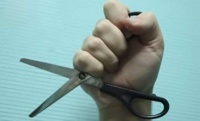  На девочку-подростка напала женщина с ножницами в руках