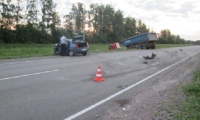 На пустой трассе иномарка «наскочила» на грузовик с прицепом