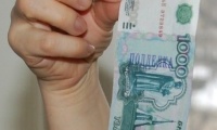 Невнимательная продавщица приняла от покупателя сувенирные купюры