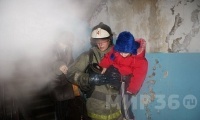  Воронежские спасатели эвакуировали из горящего дома восемь человек