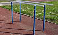 Два подростка из любви к спорту похитили со школьного двора брусья