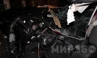Ночью в Воронеже трое мужчин на иномарке врезались в дерево: погиб самый молодой