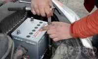  В Воронеже двое юнцов за ночь сняли пять аккумуляторов с легковушек